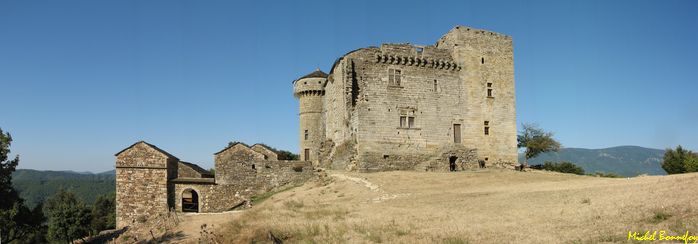 Vue du château de Cheylard à Aujac